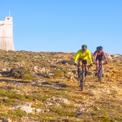 In sella a una bici alla scoperta delle torri di Malta
