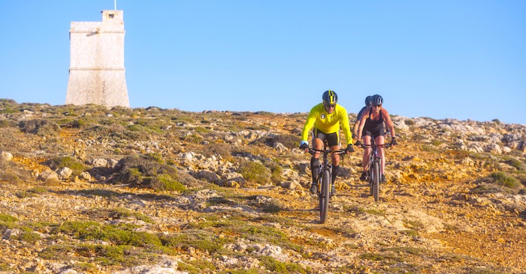 In sella a una bici alla scoperta delle torri di Malta