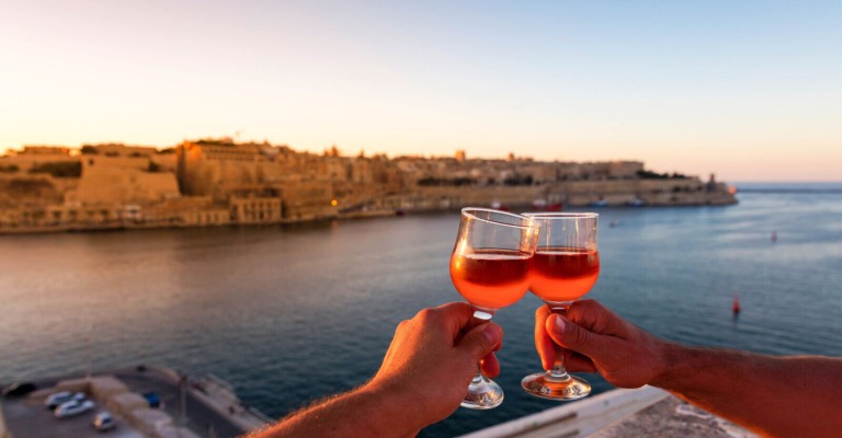 Aperitivo al tramonto a Malta e Gozo: scegli l’atmosfera che fa per te