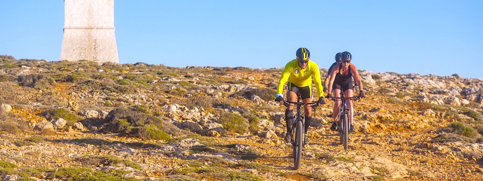 In sella a una bici alla scoperta delle torri di Malta