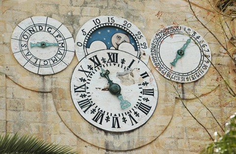 Orari diversi sugli orologi delle chiese di Malta? Scopriamo perchè!