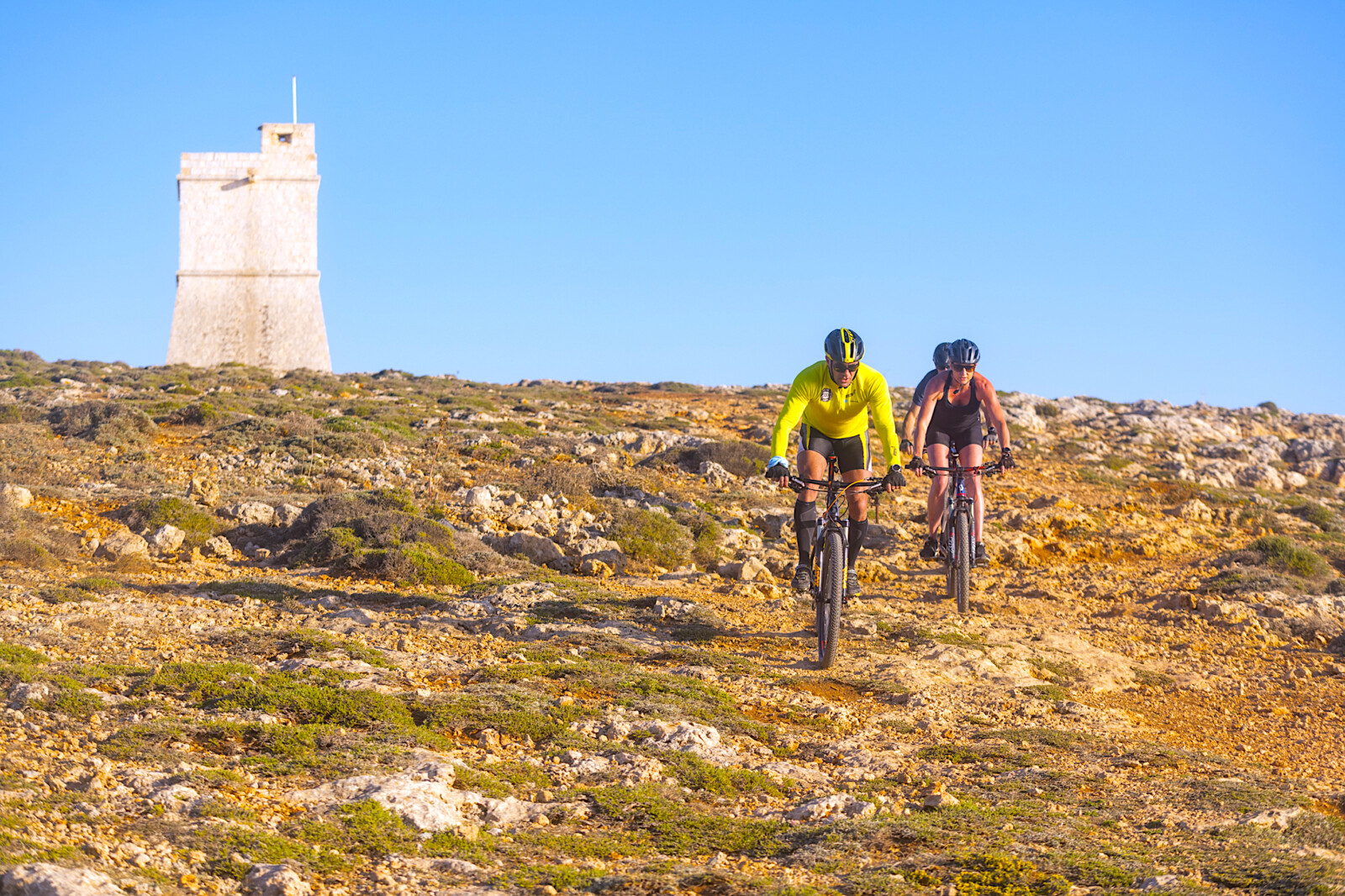 In sella a una bici alla scoperta delle torri di Malta